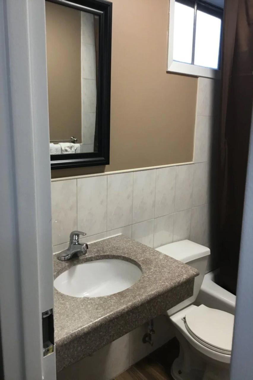 Americas Best Value Inn Avenel Woodbridge Exterior photo