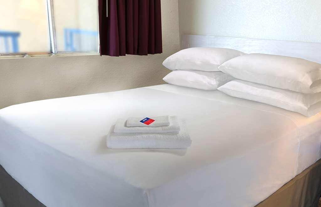 Americas Best Value Inn Avenel Woodbridge Room photo