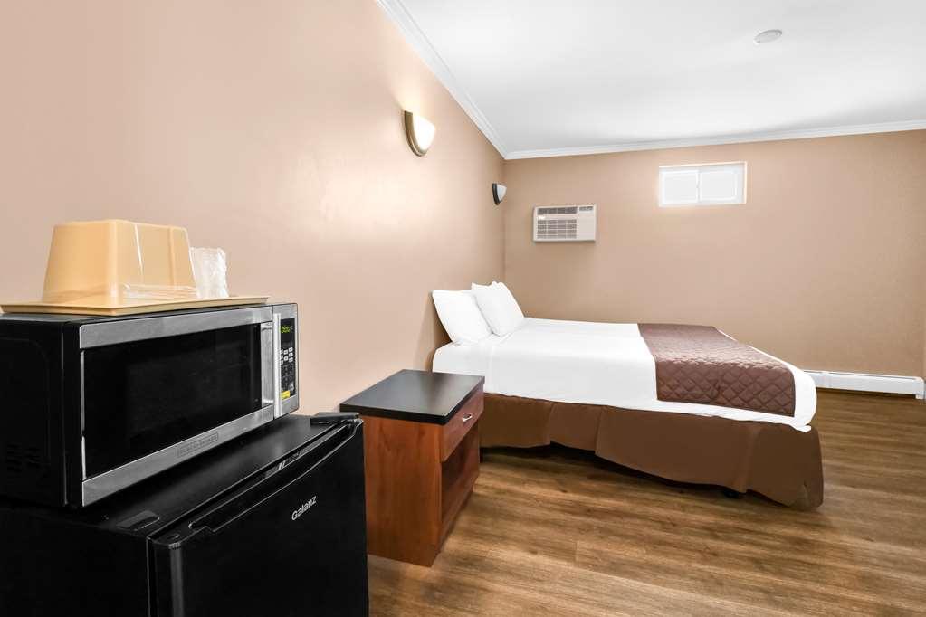 Americas Best Value Inn Avenel Woodbridge Room photo